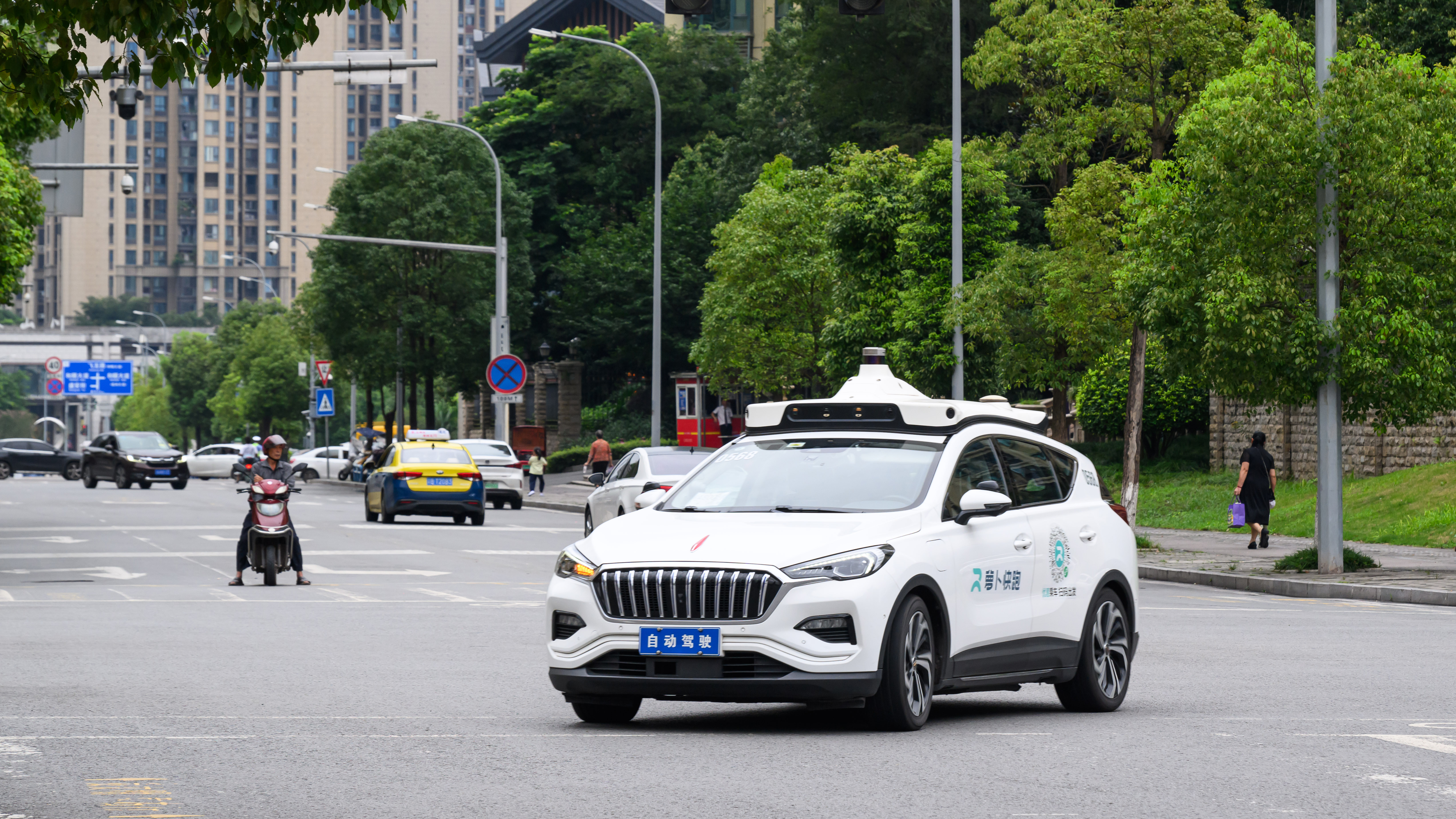 A Baidu robotaxi in the middle of the road