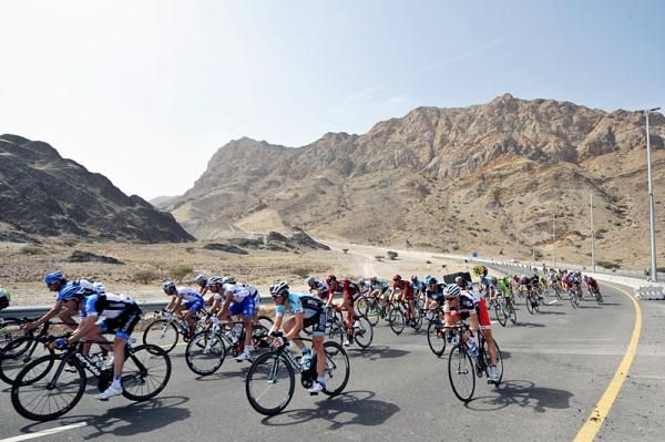 The peloton en route to Al Wadi Al Kabir.