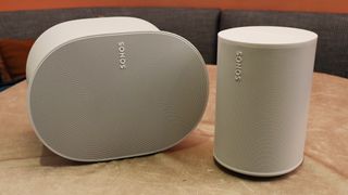 Sonos Era 100 en Era 300-speakers op tafel