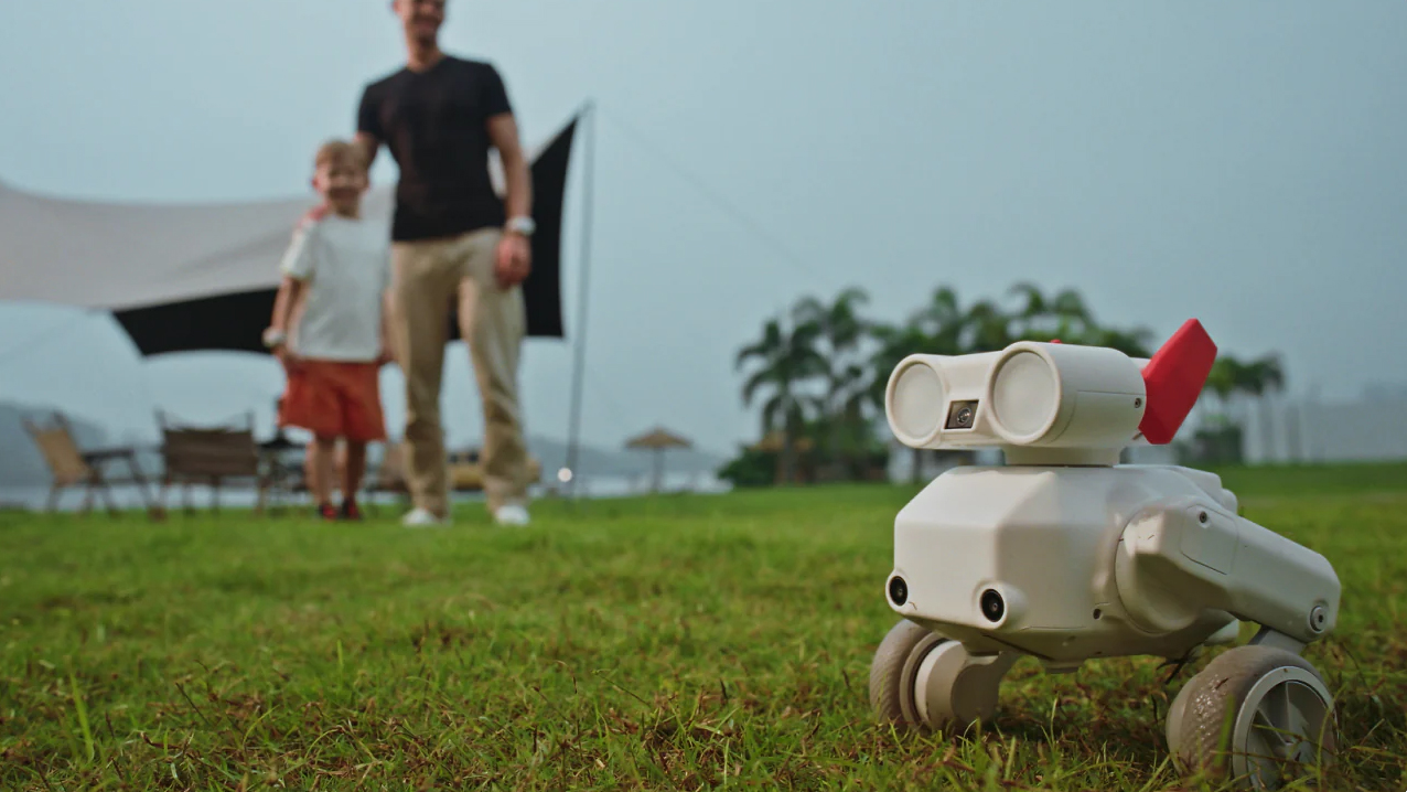 Mondo Robotics Beni is a small camera robot