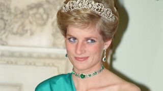 The Princess of Wales, Princess Diana attends a banquet at Mansion House hosted by the Lord Mayor of London in honour of Robert Hawke, the Australian Prime Minister during his visit to Britain. Princess Diana wears a a turquoise ball dress, the Spencer diamond tiara and Queen Marys Emerald And Diamond Choker Necklace, 21st June 1989.