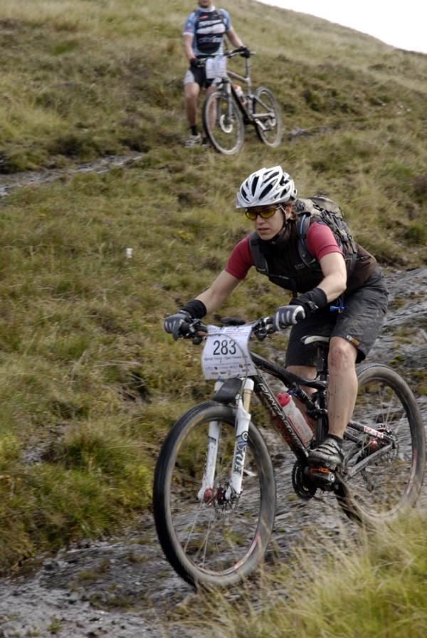 Hannah Thorne on her way to take the overall lead in the solo women's category