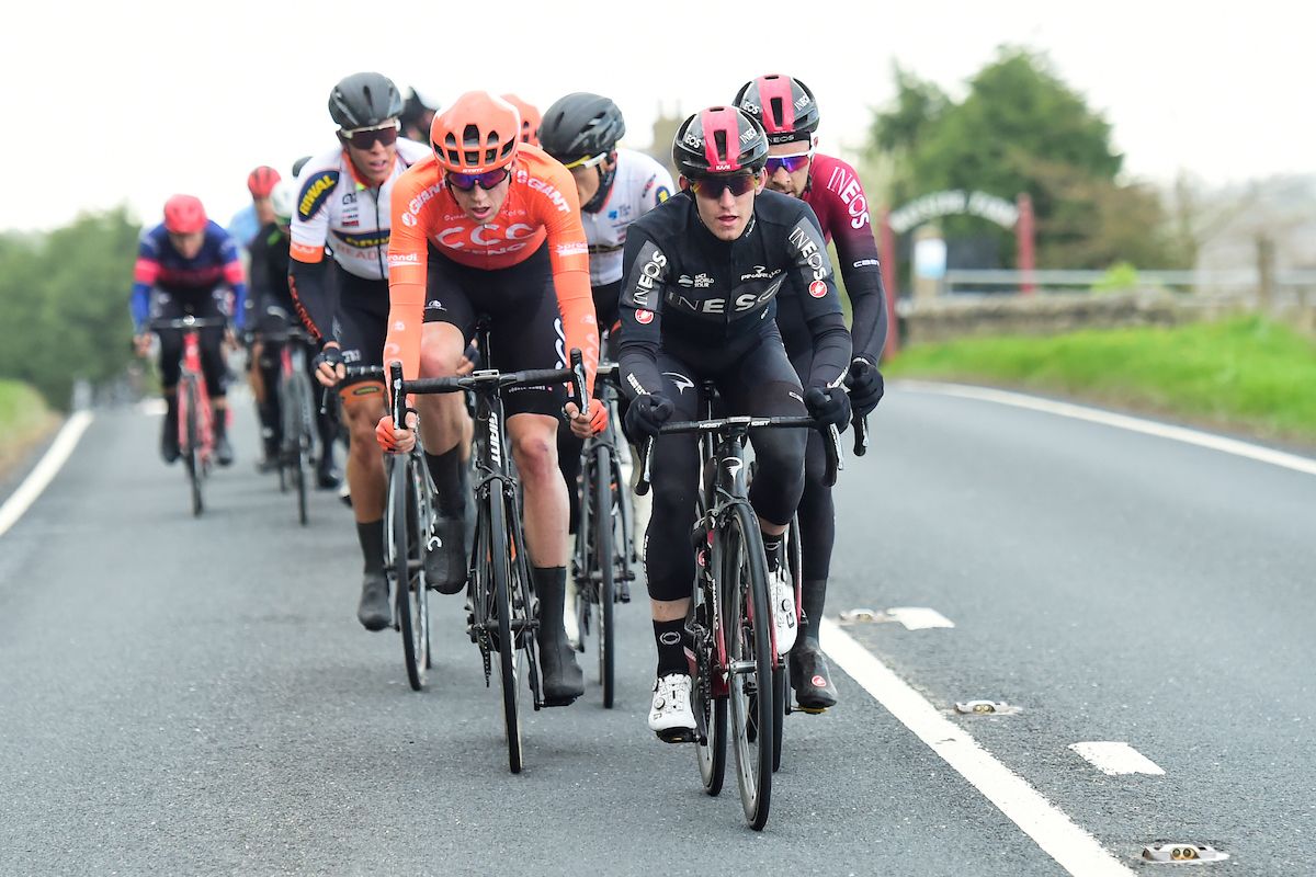 Eddie Dunbar (Team Ineos) drives the lead group