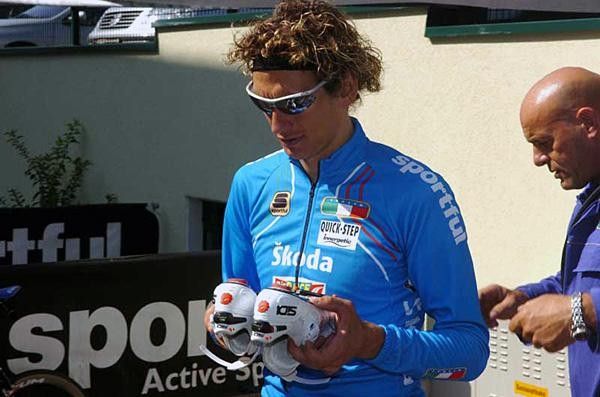 Filippo Pozzato checks that he has a left and a right shoe