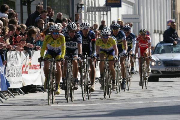 The front group make their way past the finish line on the finishing circuit