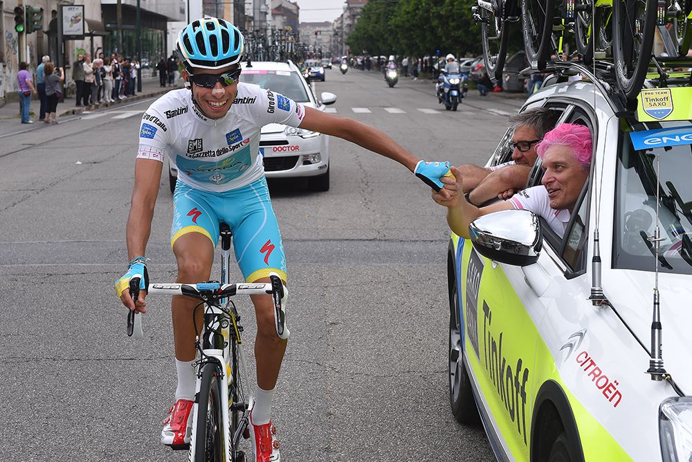 Fabio Aru shakes hands with Oleg Tinkov
