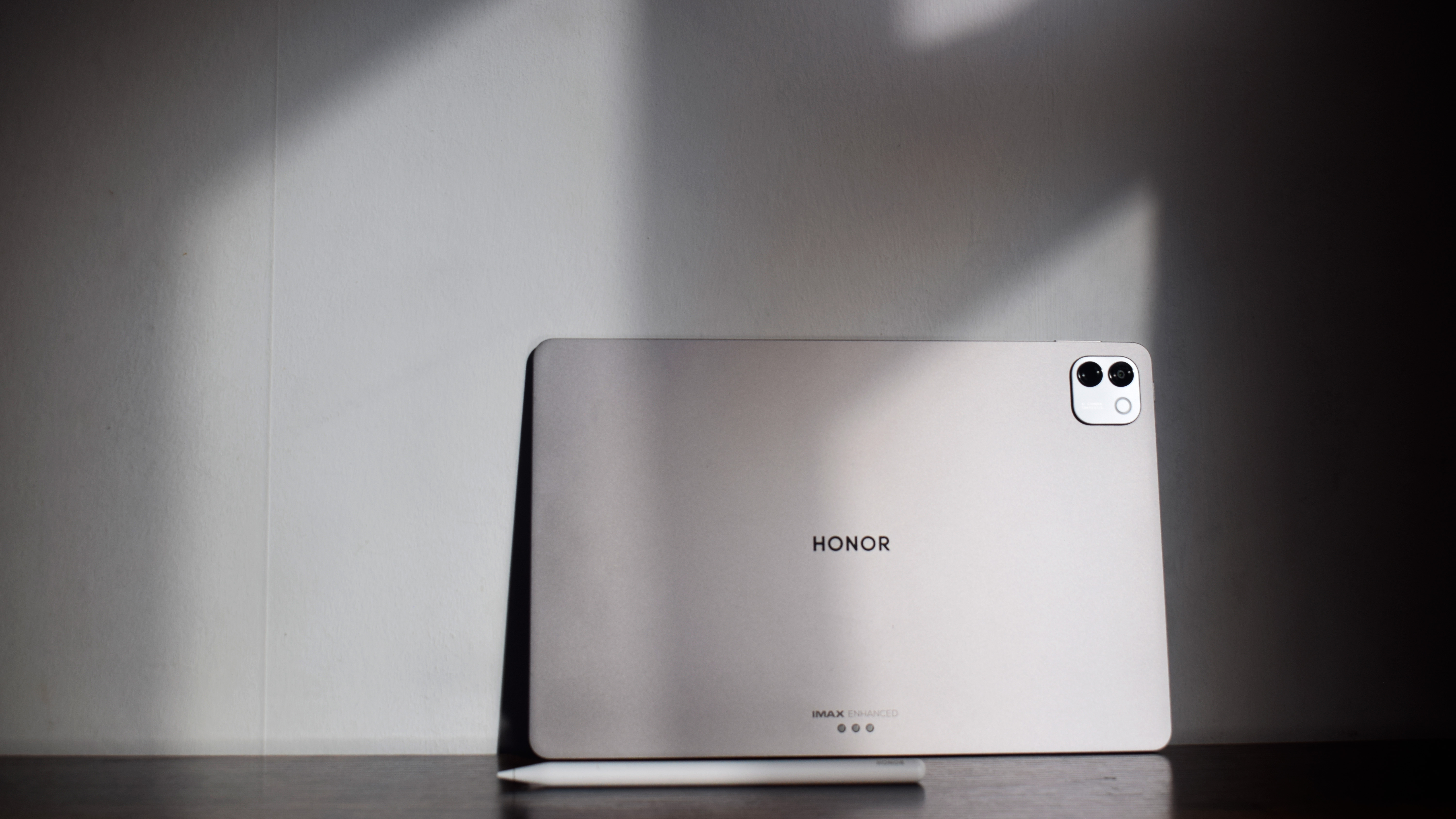 The Honor MagicPad 4 on a desk