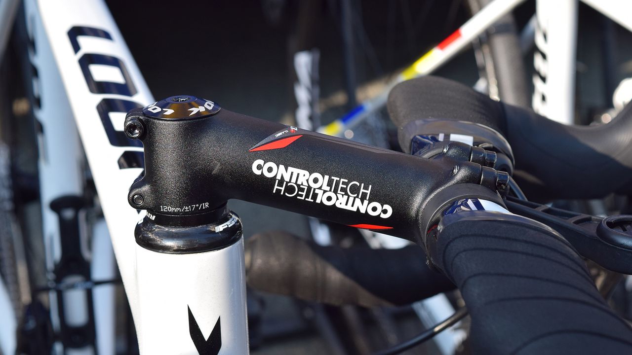 Aero handlebars and a negative 17-degree stem for this Delko Marseille Provence rider