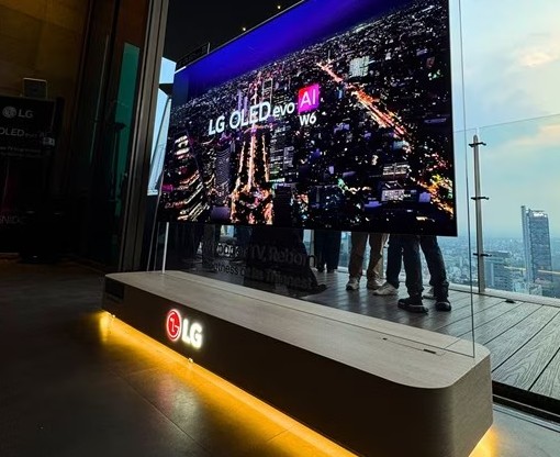 LG OLED evo W6 Wallpaper