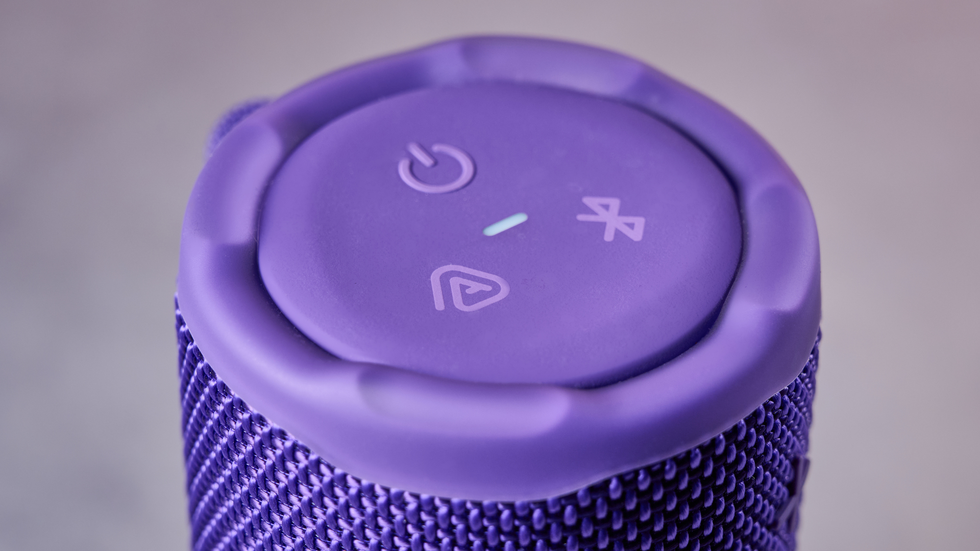 Button controls on top of the JBL Grip