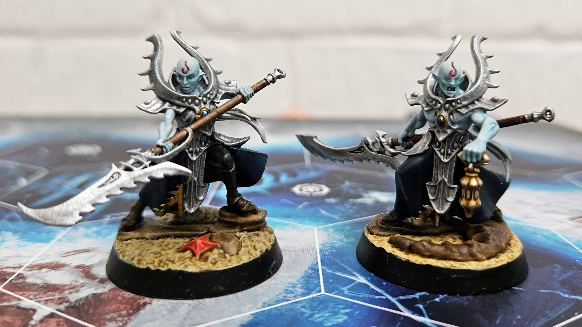 Dwóch wojowników Aelvenów stoi na planszy Warhammer Underworlds: Deathgorge