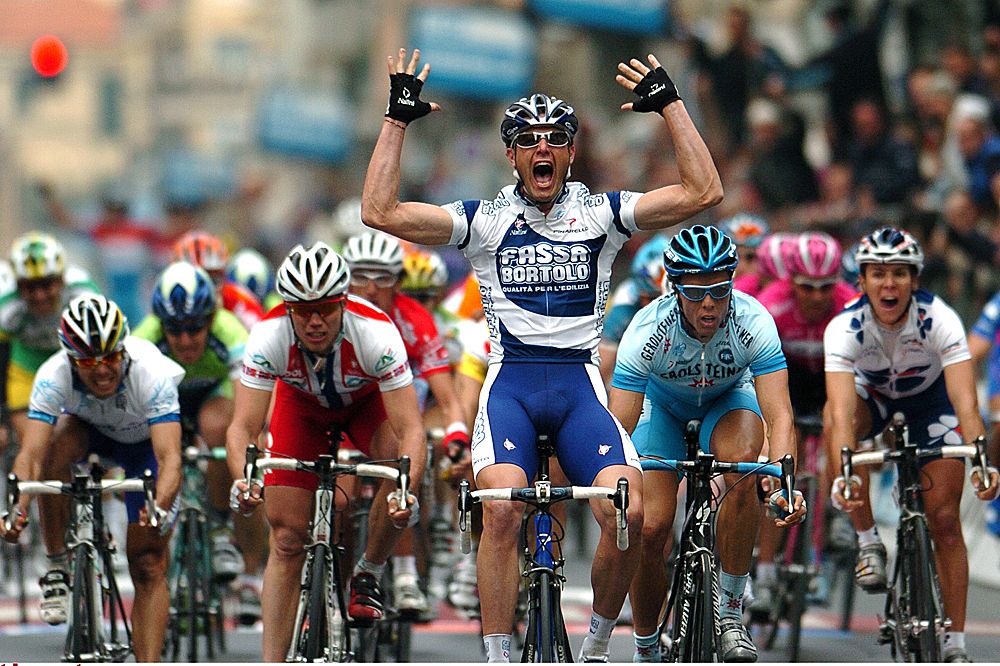 Alessandro Petacchi wins the 2005 Milan-San Remo