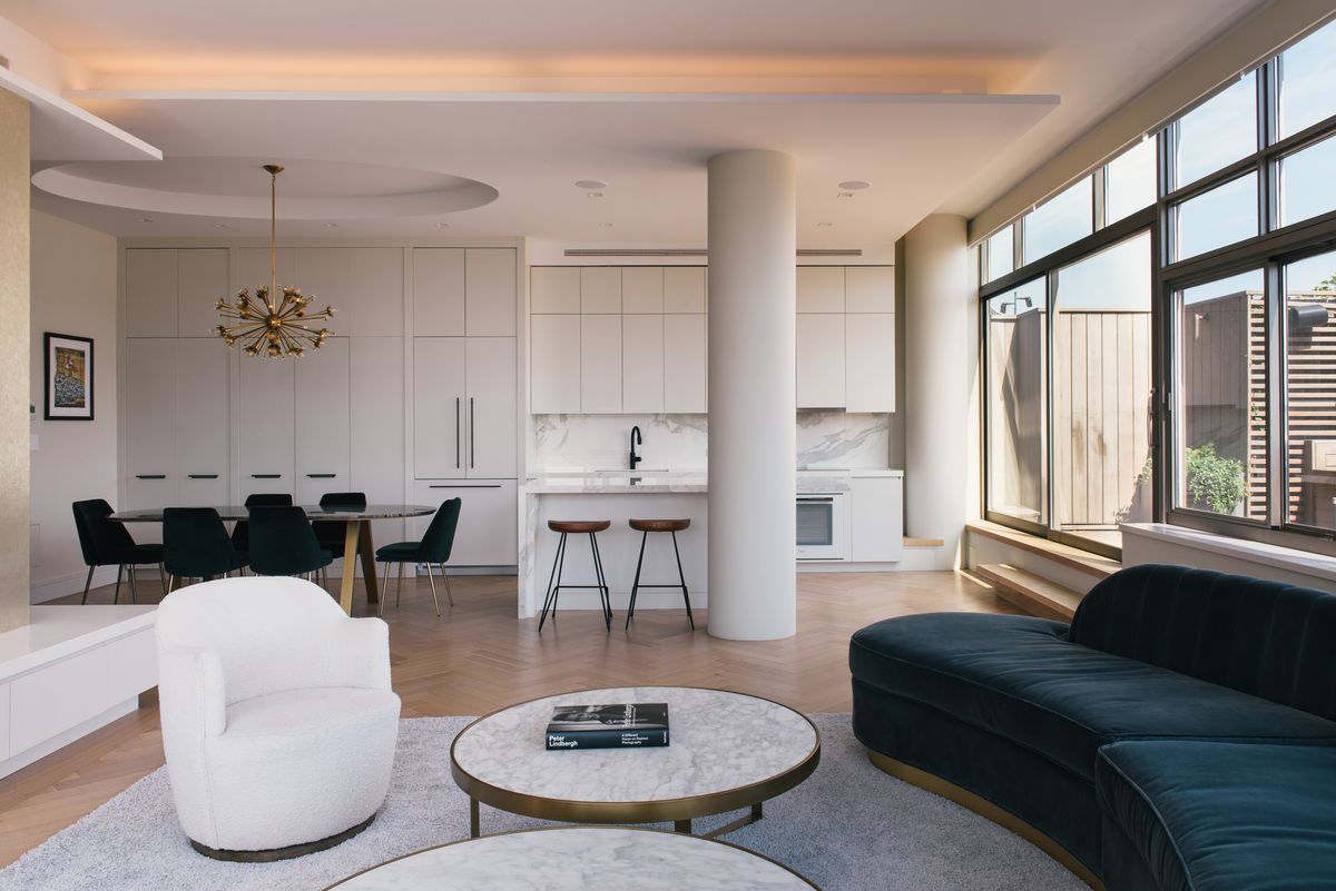 Cet appartement intelligent de New York est une classe de maître moderne pour obtenir beaucoup de rangement dans un petit espace