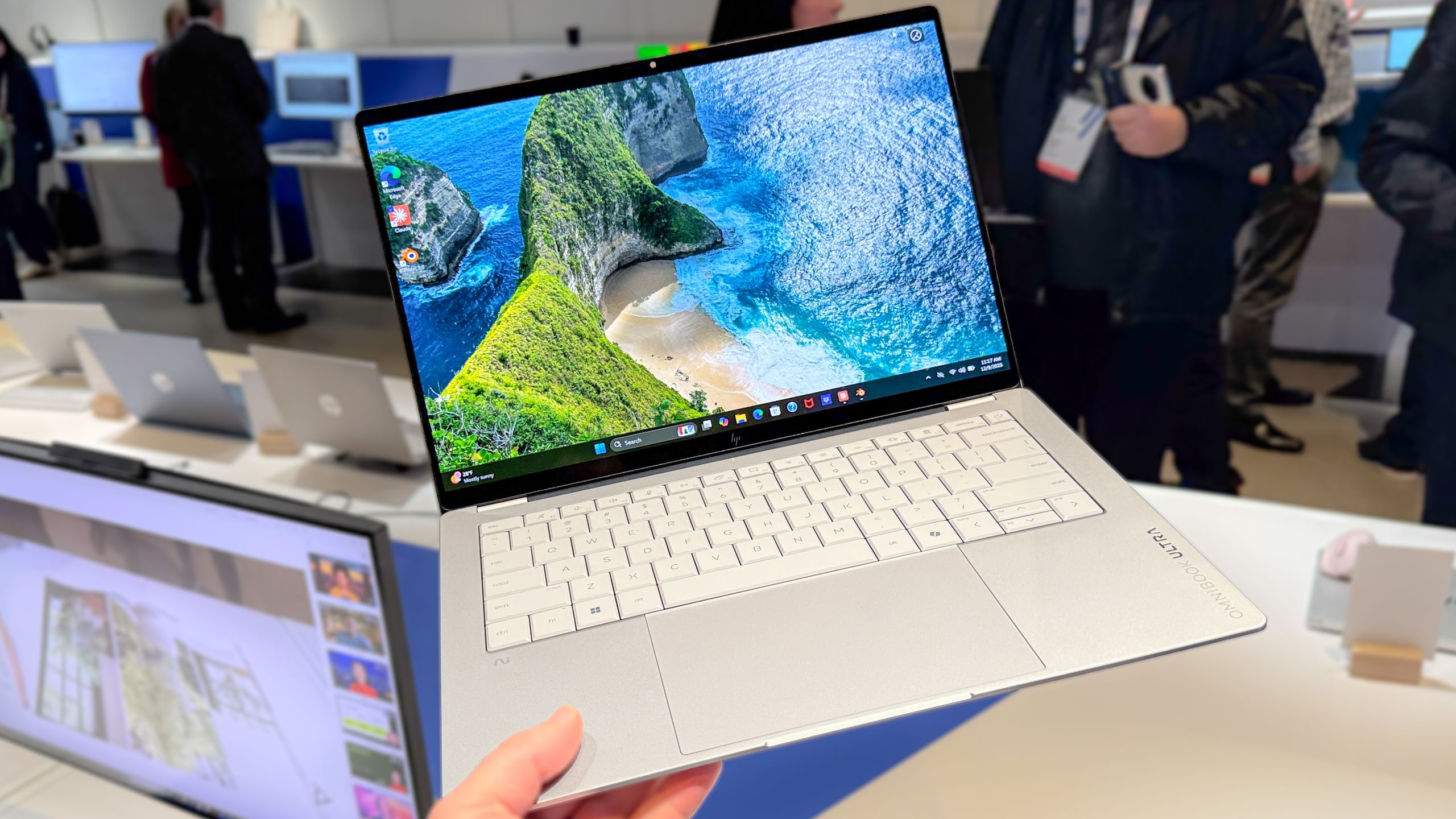 I went hands-on with the HP OmniBook Ultra 14 - and the MacBook Air should be nervous