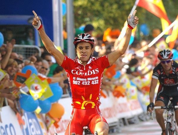 Leonardo Duque (Cofidis) wins the three-up sprint.