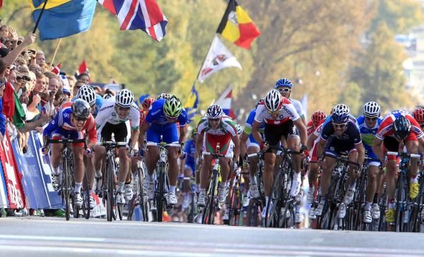 Cavendish sprints for the line
