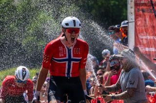 Lauf Gravel Worlds: Geerike Schreurs beats Rosa Kl&ouml;ser in photo finish as Torbj&oslash;rn R&oslash;ed wins three-way sprint after storms cause course rejig