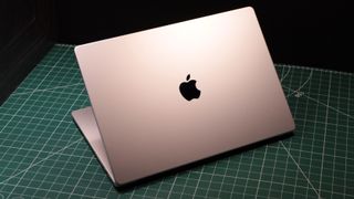 MacBook Pro 16 Zoll (2023) im Einsatz in einem Studio