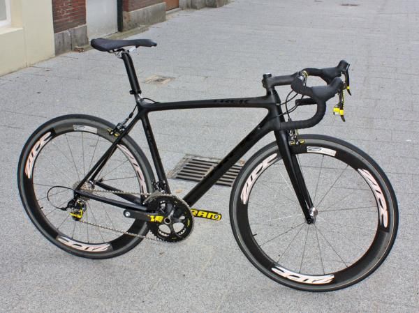 Bolting the SRAM Red LTE group on an all-black bike definitely makes for a striking aesthetic.