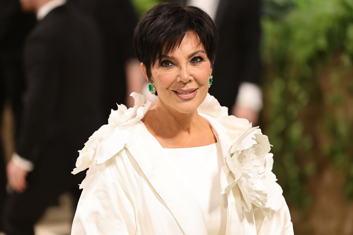 La méthode de Kris Jenner pour exposer les plantes d'intérieur semble si sophistiquée : "C'est le moyen idéal pour égayer un coin ennuyeux !"