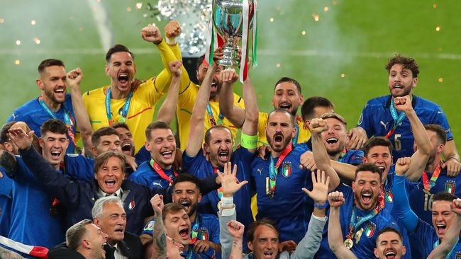 Giorgio Chiellini of Italy celebrates winning EURO 2020 by lifting the trophy aloft with team mates during the UEFA Euro 2020 Championship Final between Italy and England at Wembley Stadium on July 11, 2021 in London, United Kingdom.