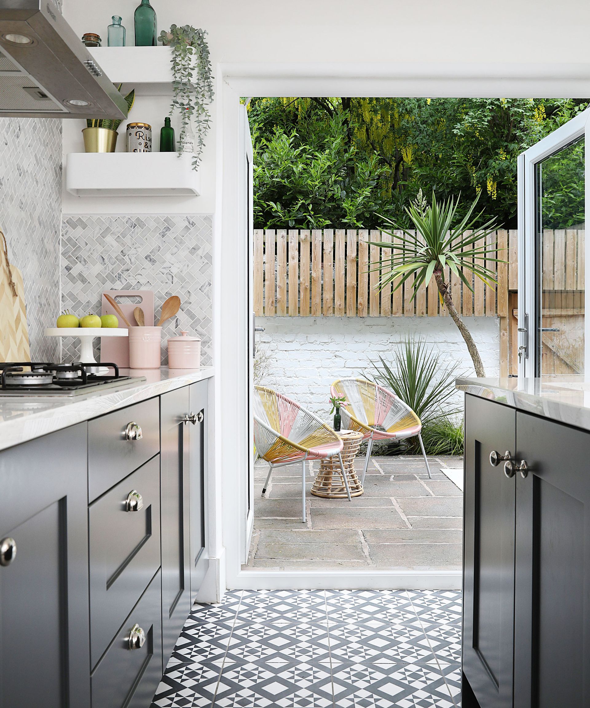 Esther Pillans membawa sentuhan apik Paris ke teras bergaya Victoria yang telah direnovasi