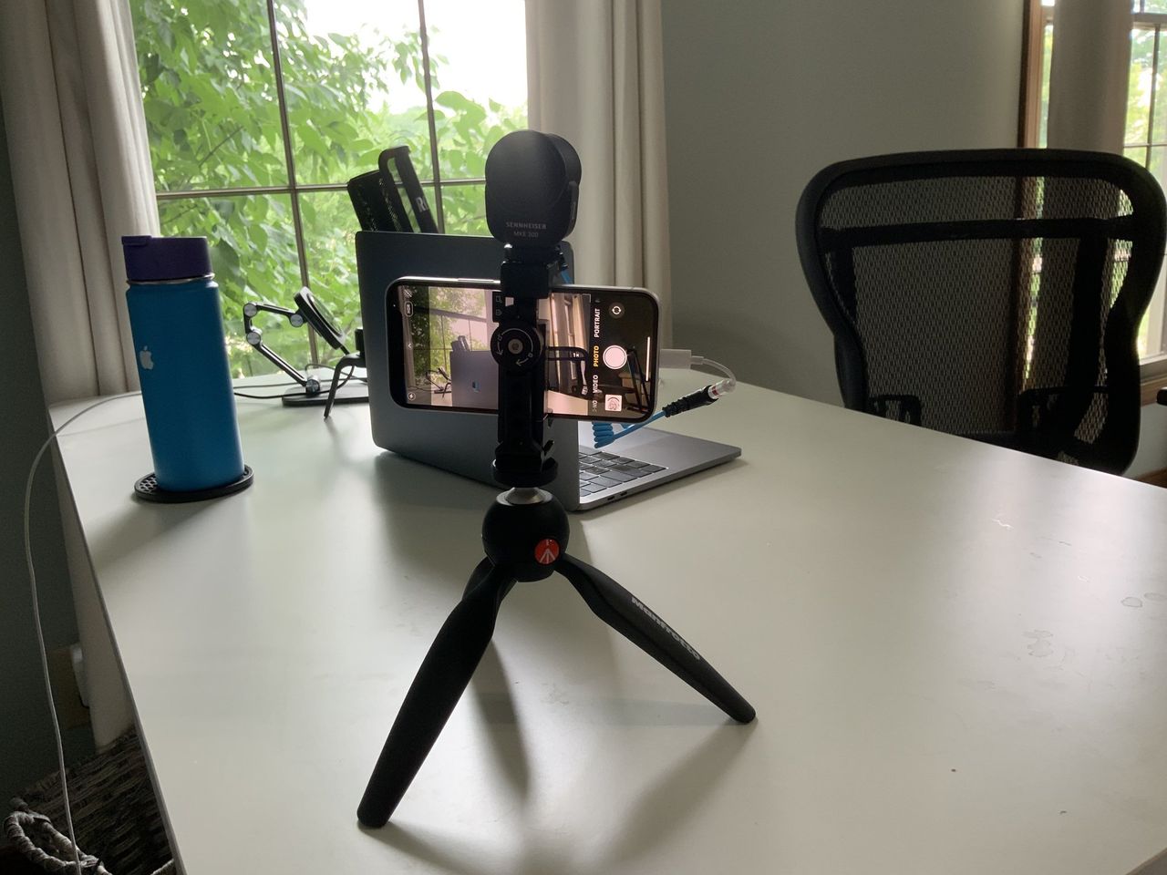 Sennheiser Mke 200 Mobile Kit Lifestyle Shooting On Desk
