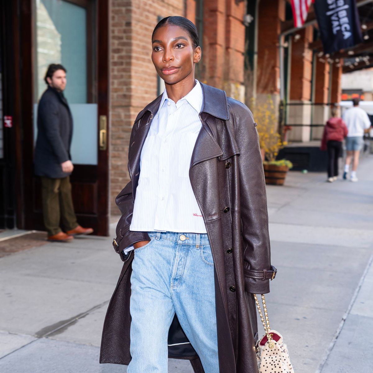 An image of the two-toned shoe trend.