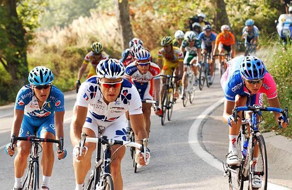 The peloton on a gentle descent on the mostly-flat stage.