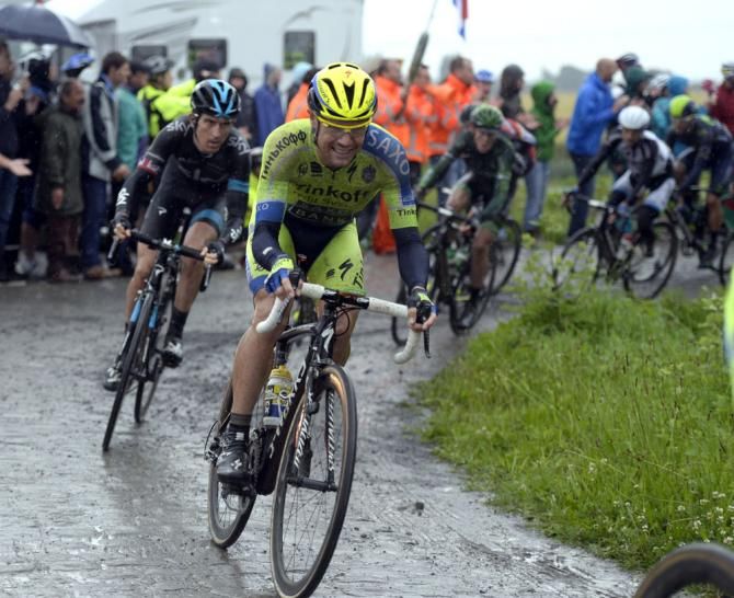 Nicolas Roche leads Geraint Thomas