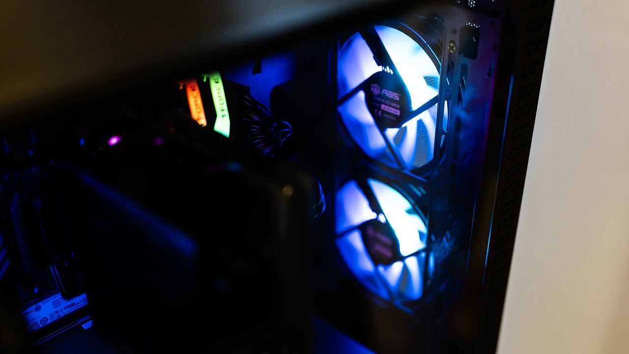 ABS Cyclone Aqua gaming PC