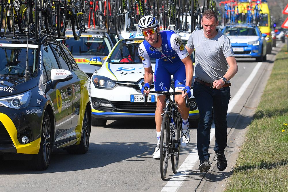 Fabio Sabatini (Quick-Step Floors) gets a push