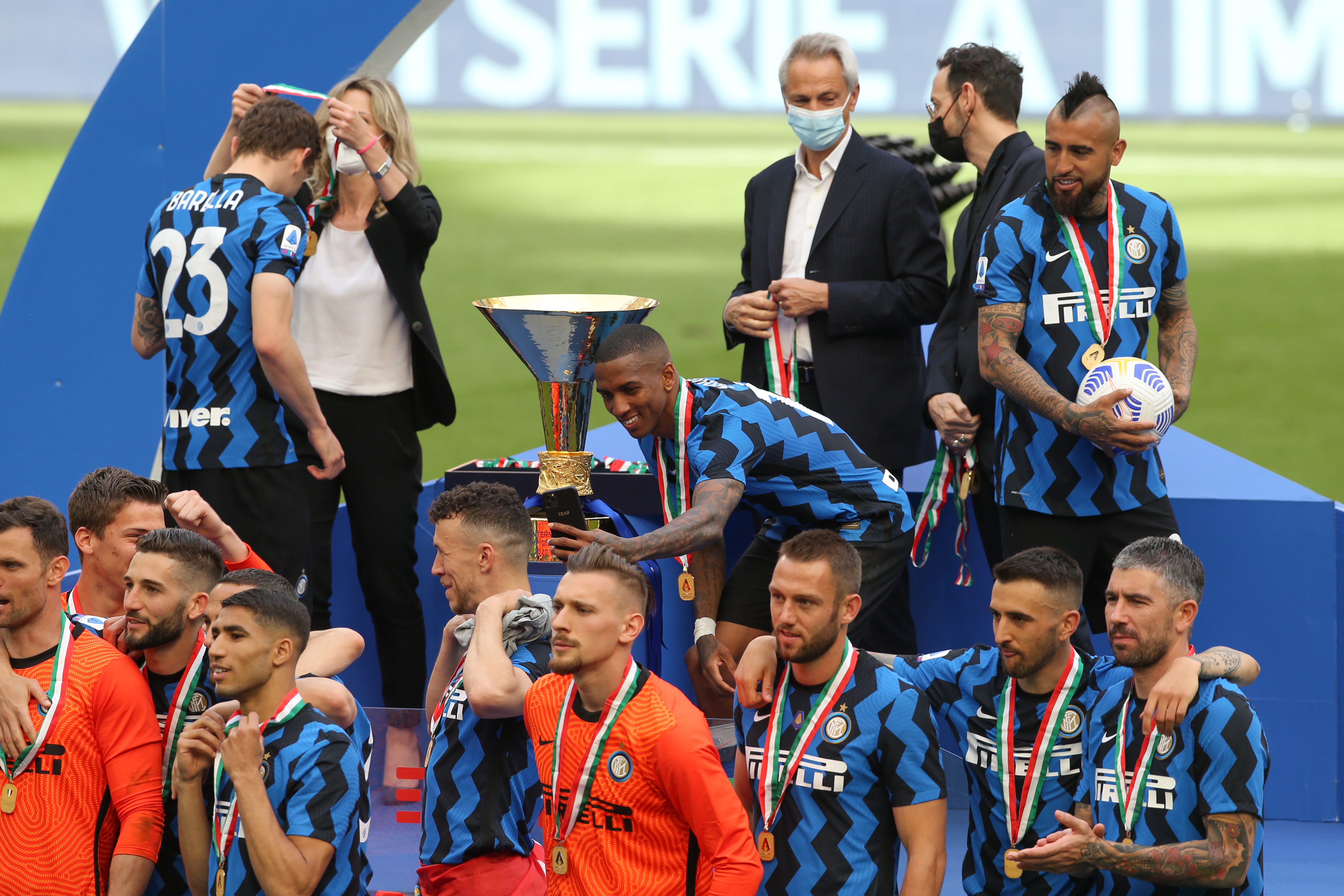 Ashley Young takes a selfie with the Serie A trophy during Inter's title celebrations in May 2021.
