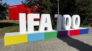 En enorm skylt med texten &#039;IFA 100&#039;.