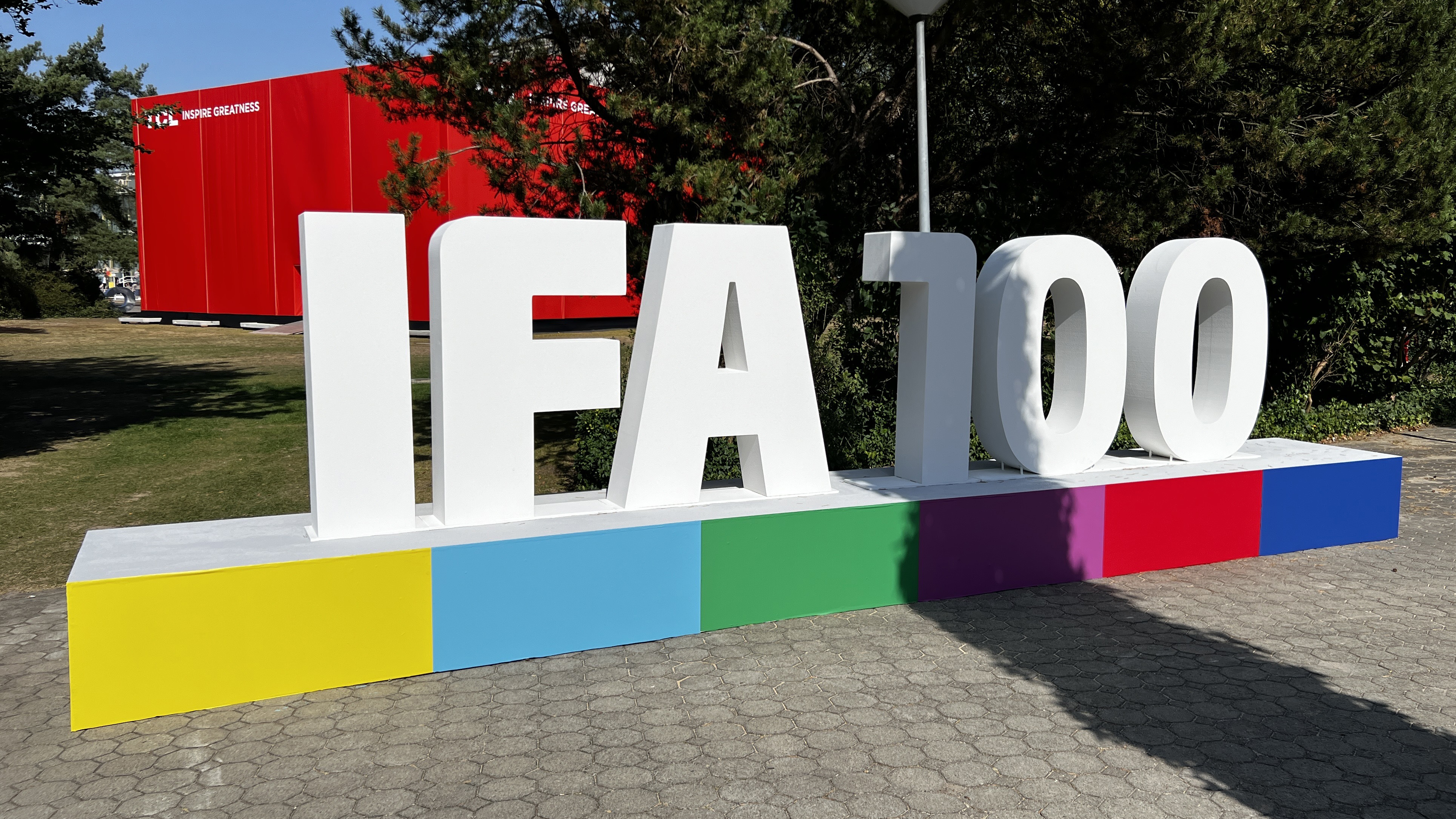 Un cartel gigante que dice 'IFA 100'