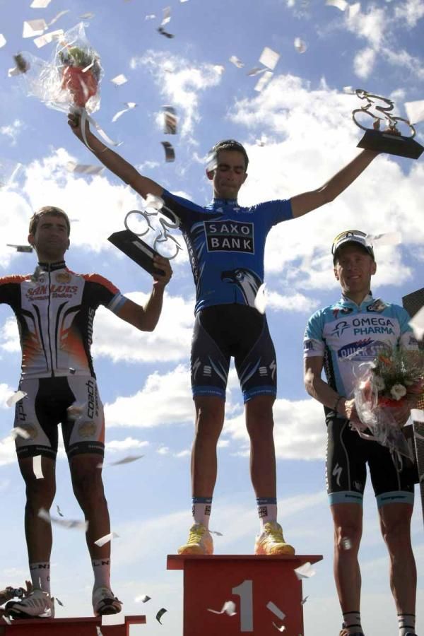 Contador on the podium flanked by Diaz and Leipheimer
