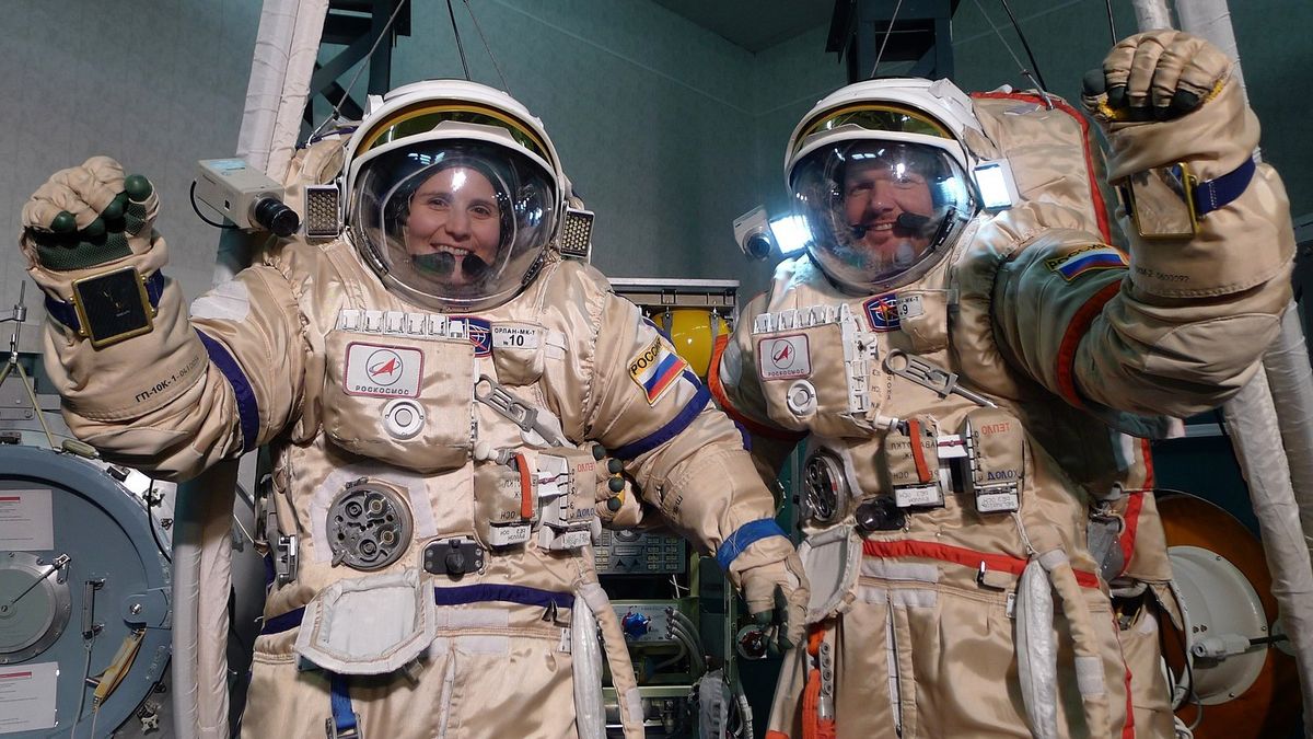 Watch a Russian cosmonaut and 1st European female spacewalker work outside the I..