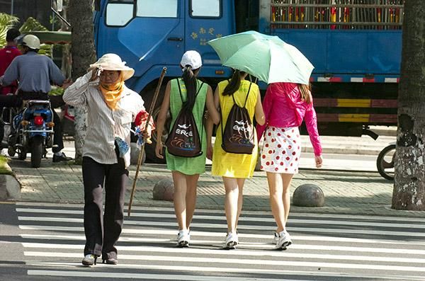Gee I wish I was still young enough to be a podium girl... jobs done for the podium girls as they make their way home in Haikou.