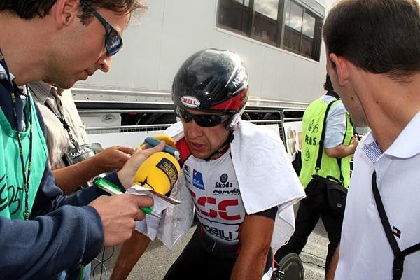 Carlos Sastre (CSC) speaks post-stage