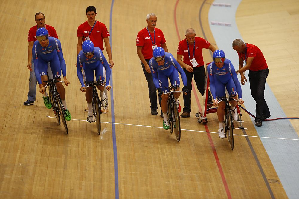 The Italians start their team pursuit