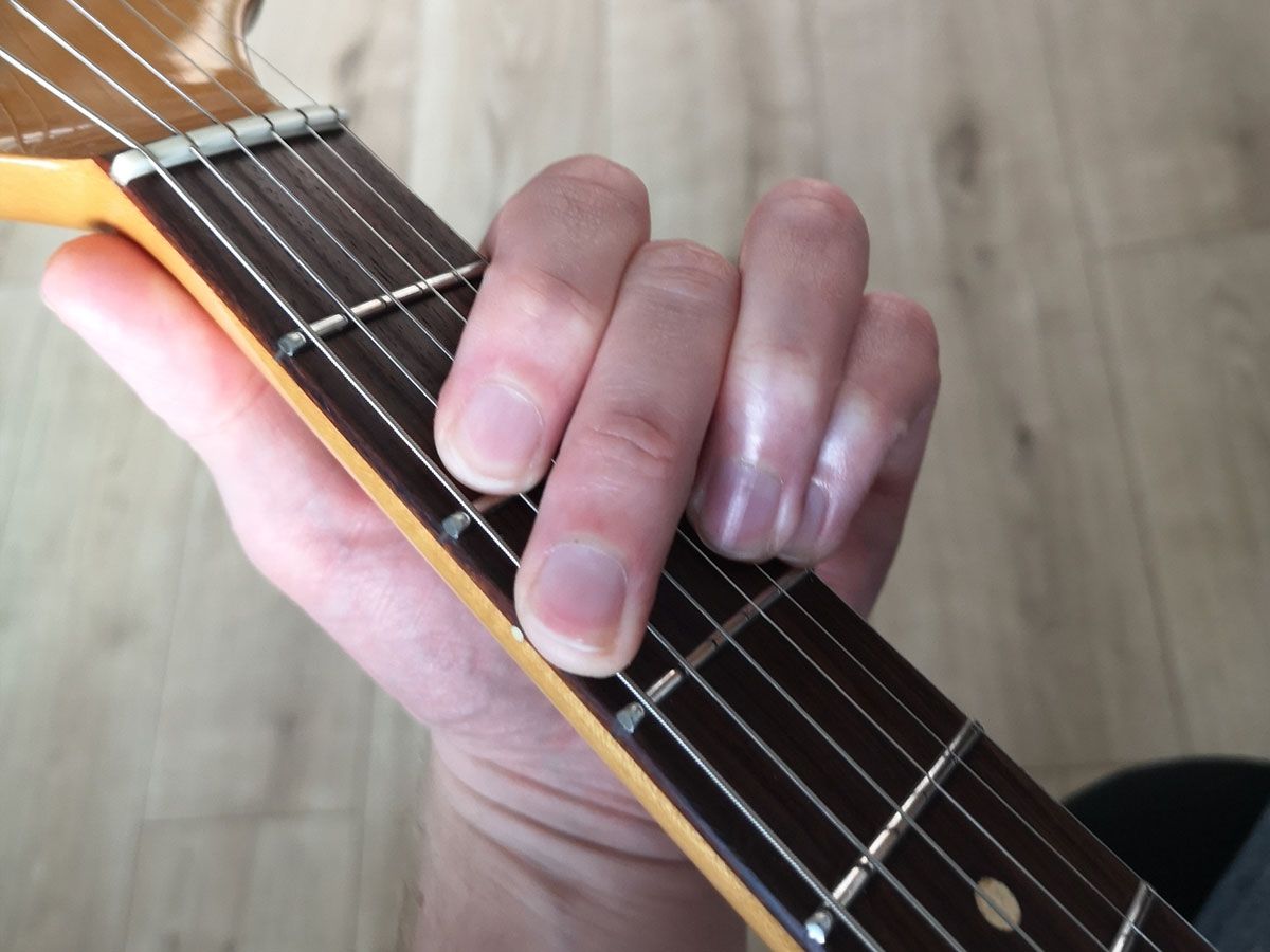 How to play the G chord on guitar