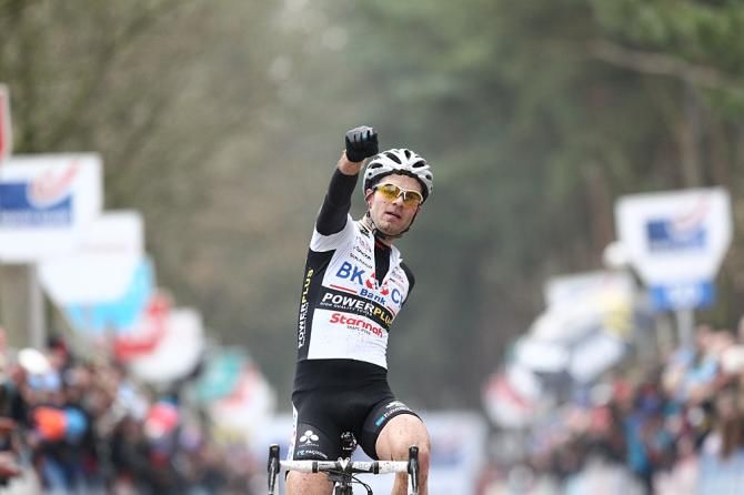 Niels Albert solos to victory in Lille