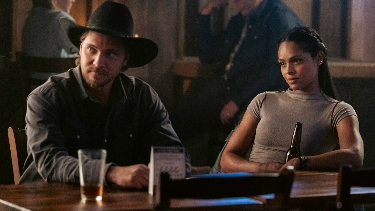 डावीकडून उजवीकडे: ल्यूक ग्रिम्स मार्शल्सवर ऍश सँटोसच्या शेजारी बसलेला.