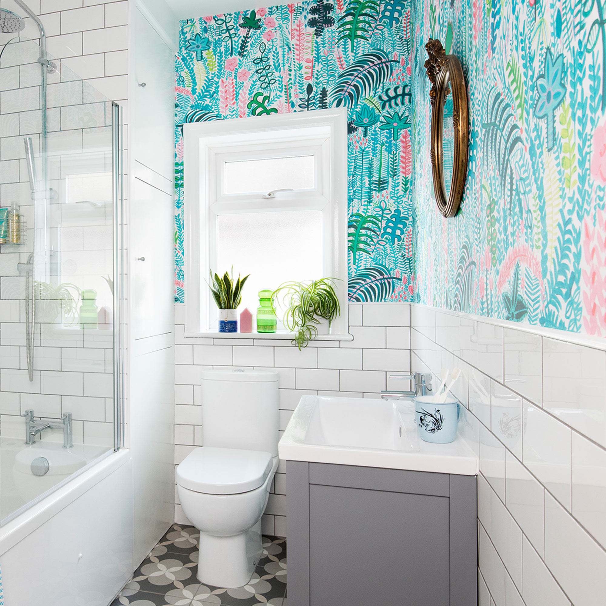 Wallpaper Bathroom Tips: Elevate Your Space with Stylish Patterns