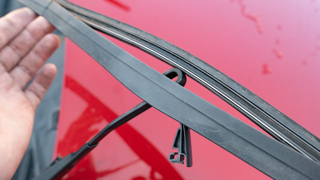 How to fit a new windscreen wiper