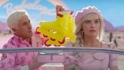 Margot Robbie in Barbie The movie, driving with roller skates behind her: how to roller skate