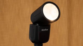 First look and impressions of the Godox V1 round head speedlight