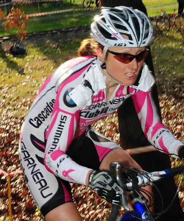 Natasha Elliot (Garneau Club Chaussure Oglivy) leading McConneloug.