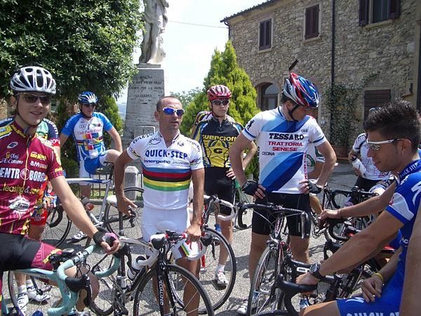 A brief stop in the centre of Bibbona allows riders who don't like climbing cobbles to regroup (not me!)