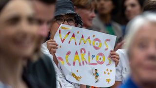 Carlos Alcaraz Fan holding up a poster which says Vamos Carlos